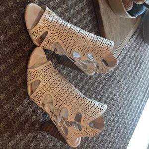 White  VINCE CAMUTO HEELS